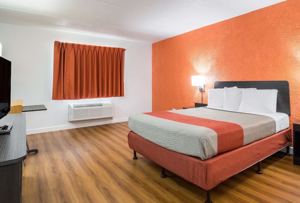 Deluxe Room, 1 Queen Bed, Non Smoking, Hot Tub - Photo 4