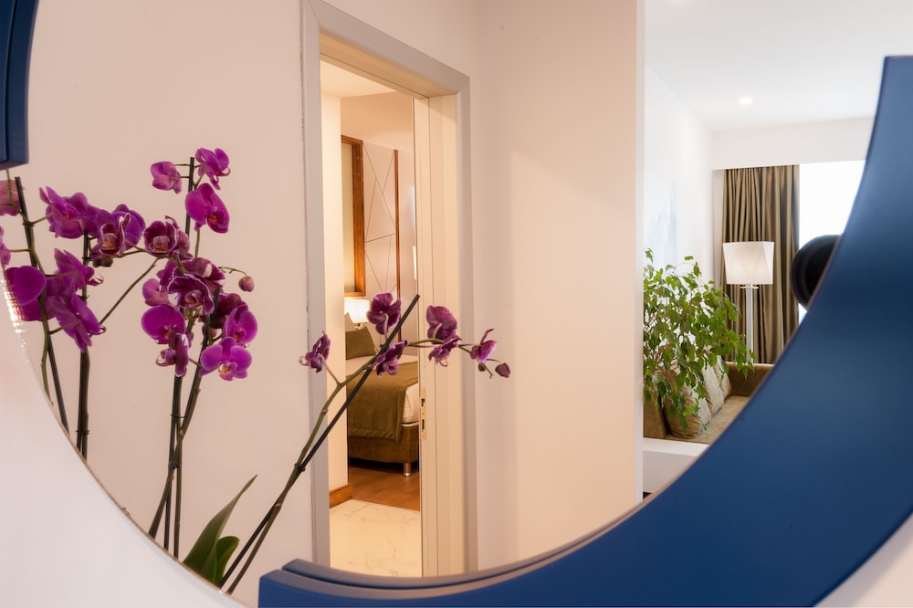 Corner Suite photo 2
