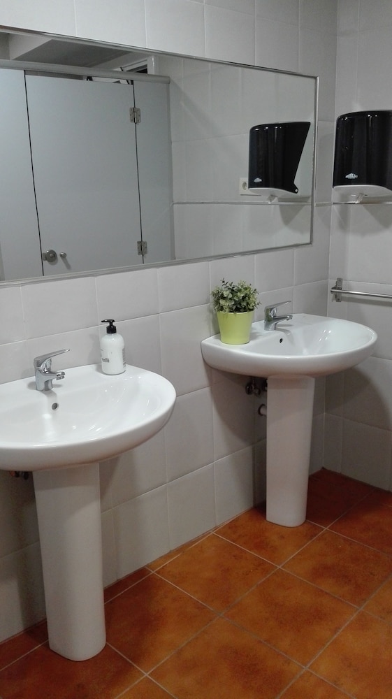Shared Dormitory, Mixed Dorm (1 bed in 20 bed dorm) photo 3