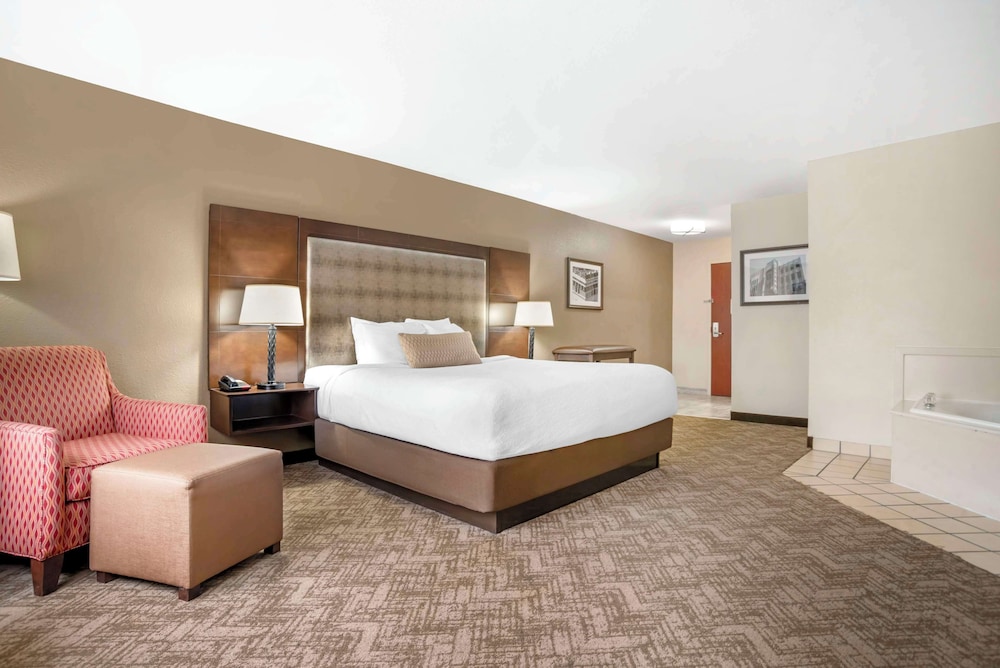 Standard Room, 1 King Bed, Non Smoking, Jetted Tub photo 3