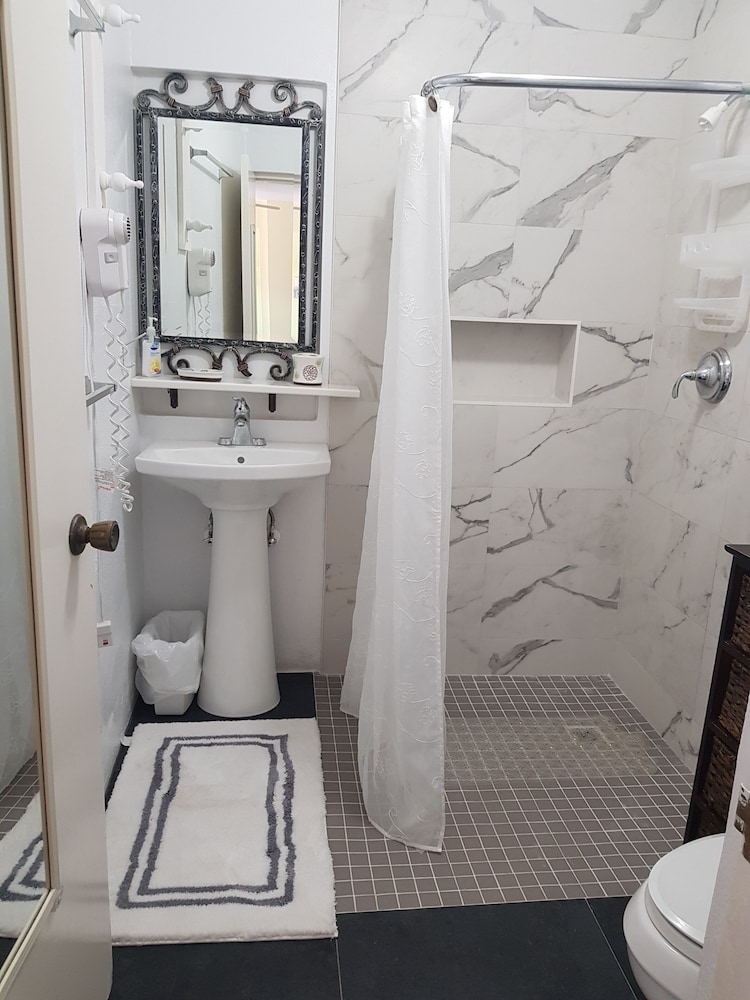 Swimming pool studio Deluxe handicap accessible with full kitchen photo 3