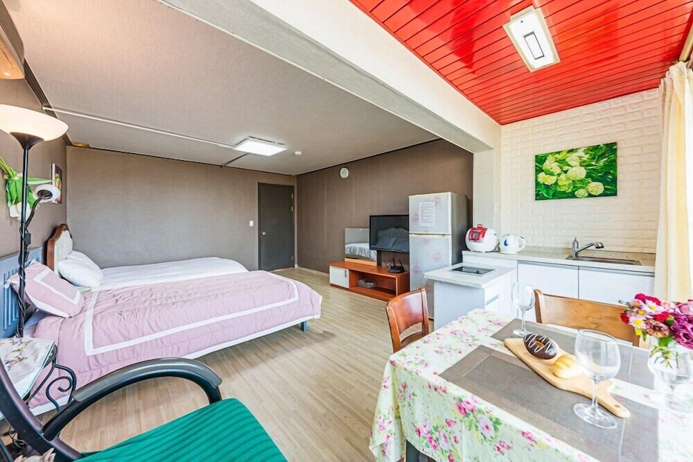 Room (102) photo 3