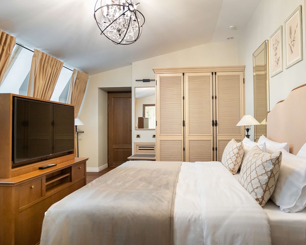 Deluxe Suite, 1 King Bed, Non Smoking, Bathtub (Living Room) - Photo 5