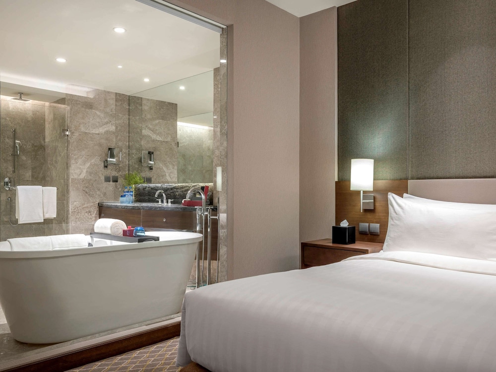 Deluxe Room, 1 King Bed photo 2