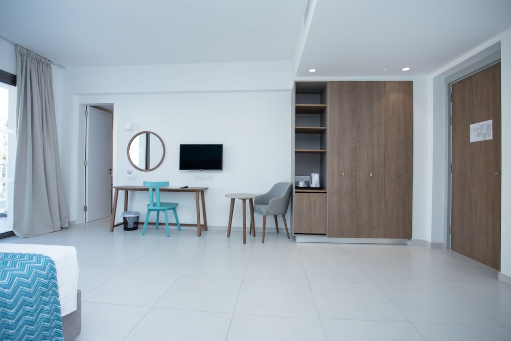 Family Room photo 3