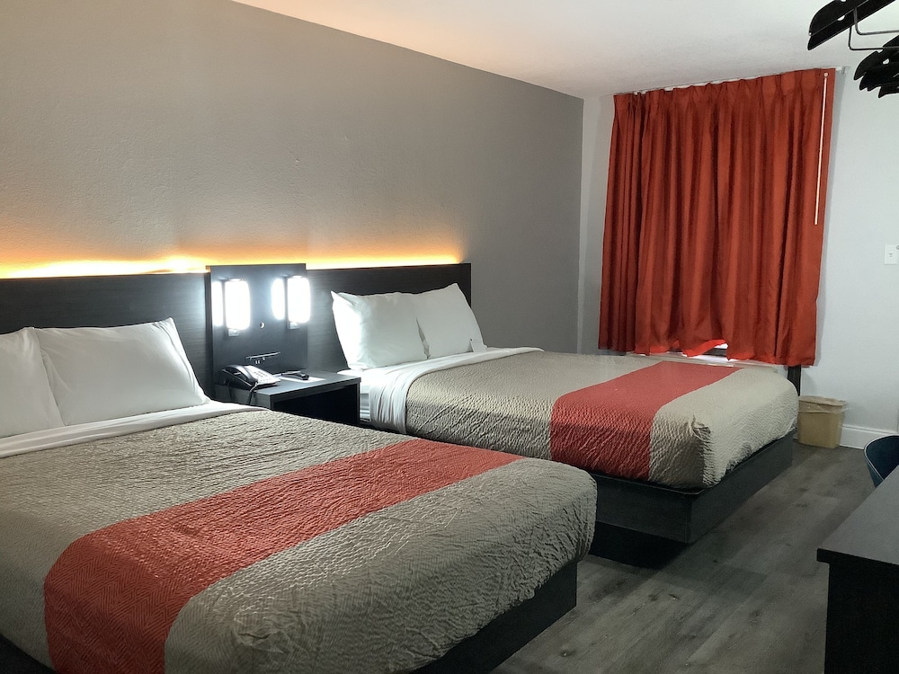 Standard Room, 2 Double Beds, Smoking - Photo 6