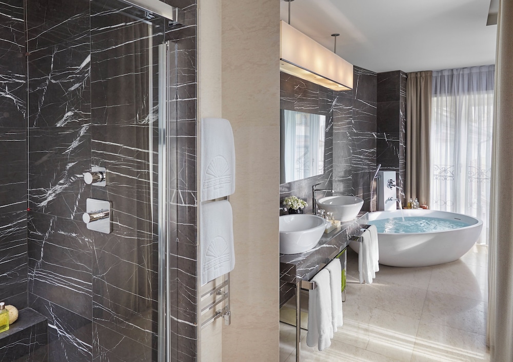 Deluxe Suite, 1 King Bed, Terrace thumbnail 5