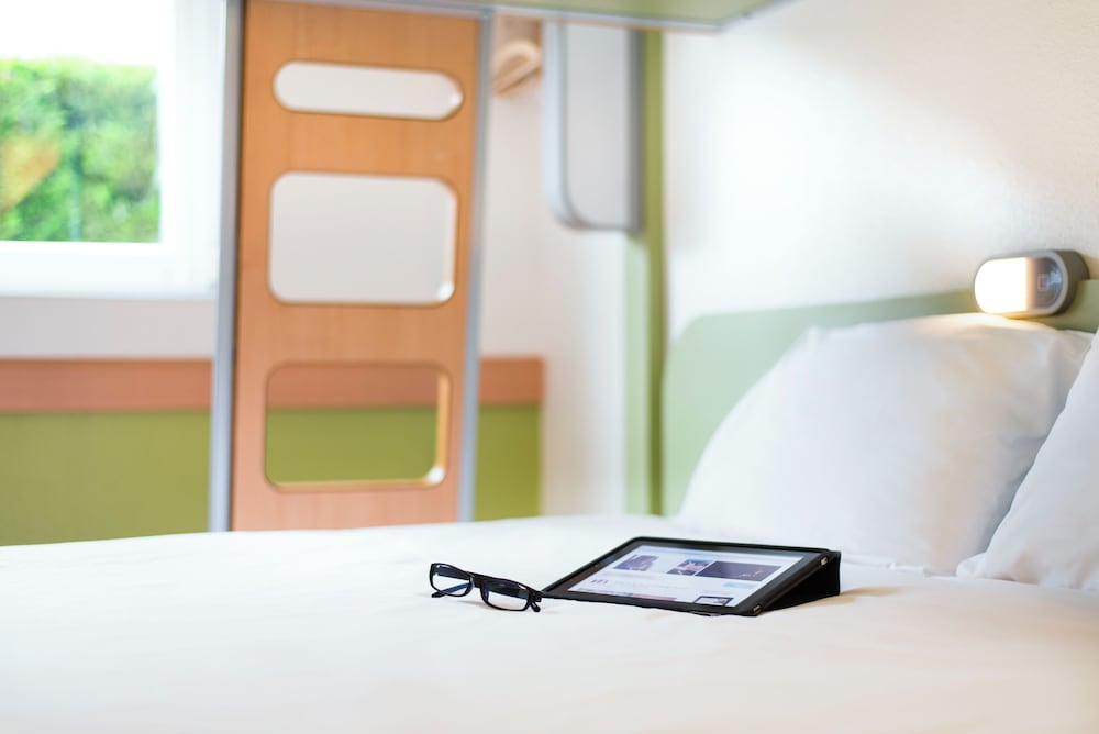 Room with a large bed - Photo 3