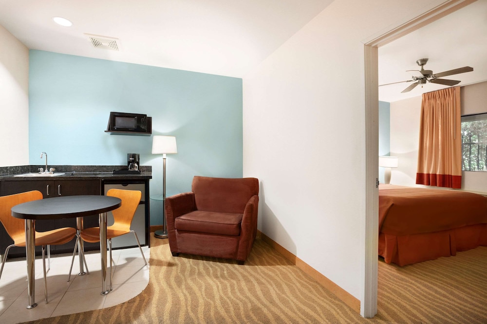 Studio Suite, 1 King Bed, Non Smoking (Ground Floor) - Photo 5