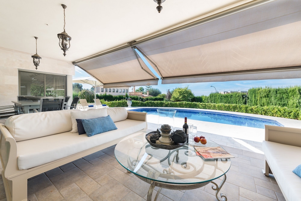 Villa photo 2