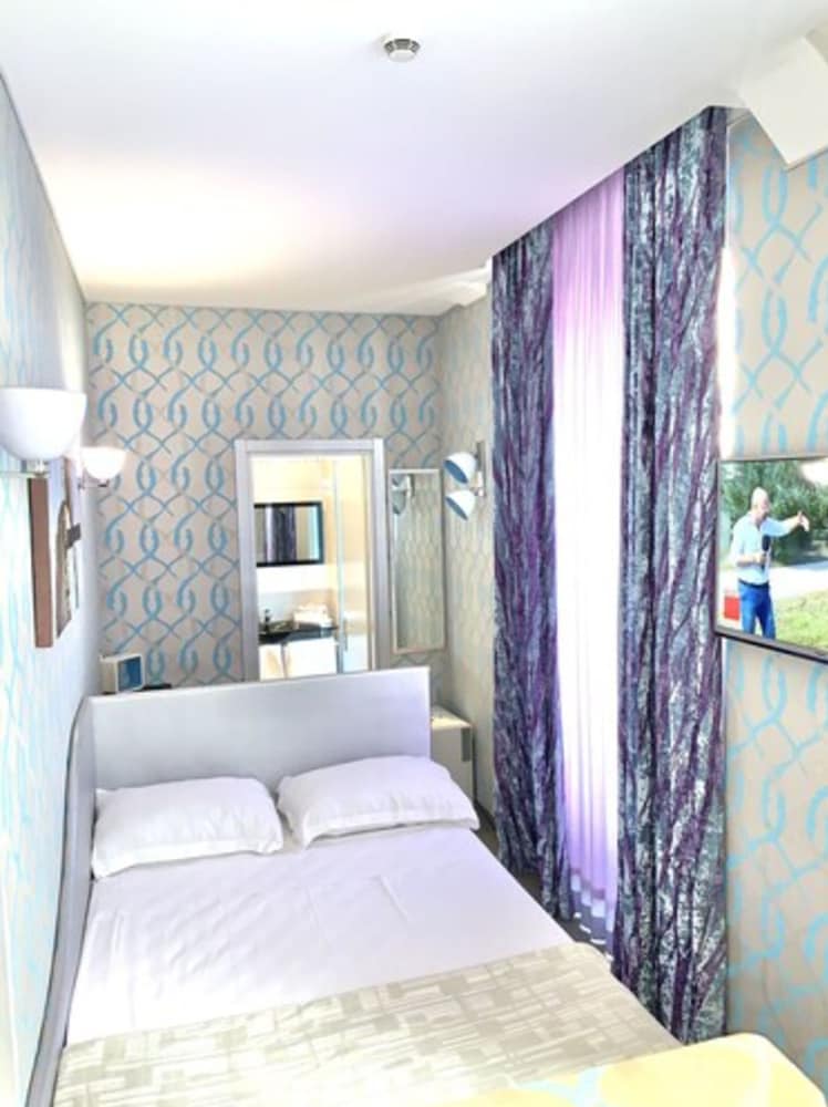 Small room with French bed photo 3