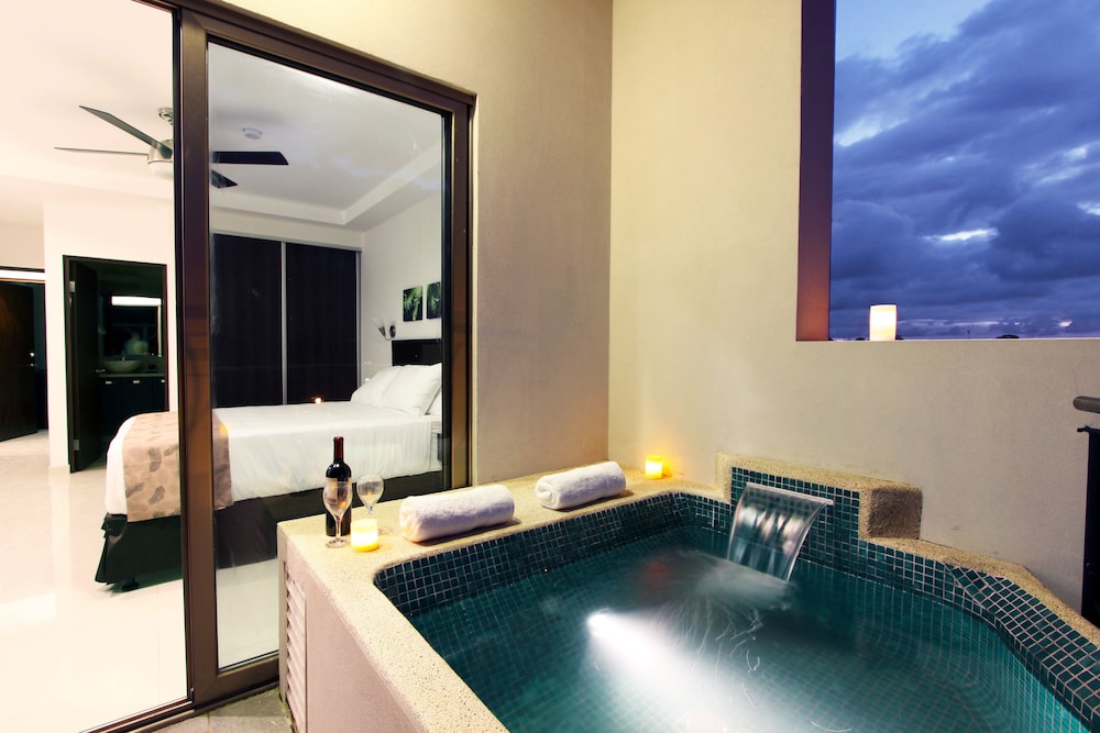Suite de 1 habitación con piscina, cocina, piscina pequeña, sala de estar, 2 balcones XL