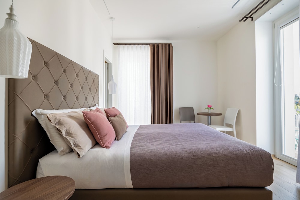 Deluxe Room, Balcony, City View
