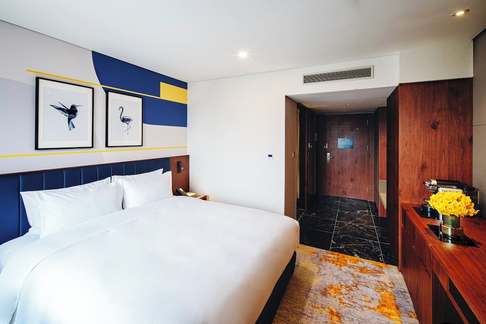 Deluxe Room, 1 King Bed, Accessible, City View - Photo 3