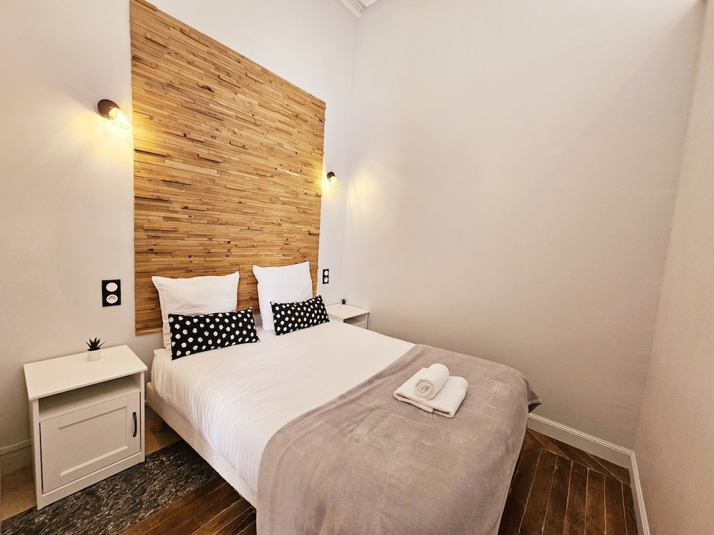 Classic Apartment, Balcony (Apt 12)