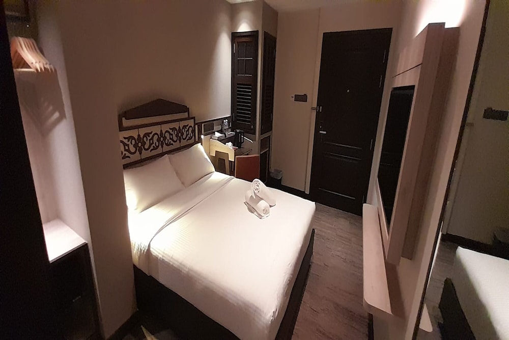 Standard Room, 1 Queen Bed, No Windows photo 2