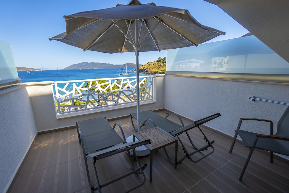 Deluxe Room, Sea View - Photo 6