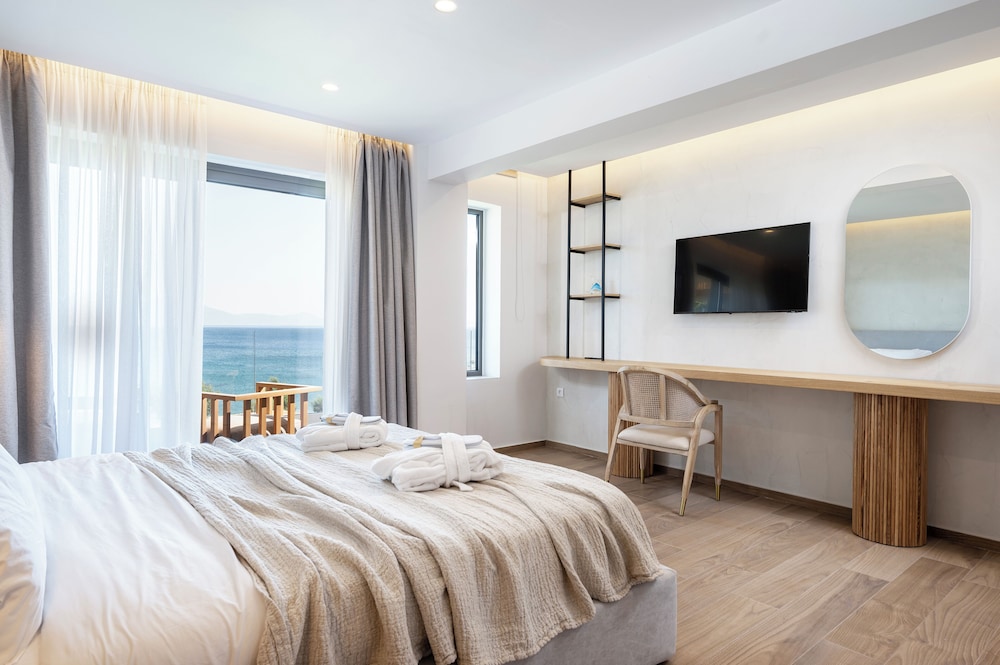 Grand Suite, 2 Bedrooms, Jetted Tub, Sea View photo 3