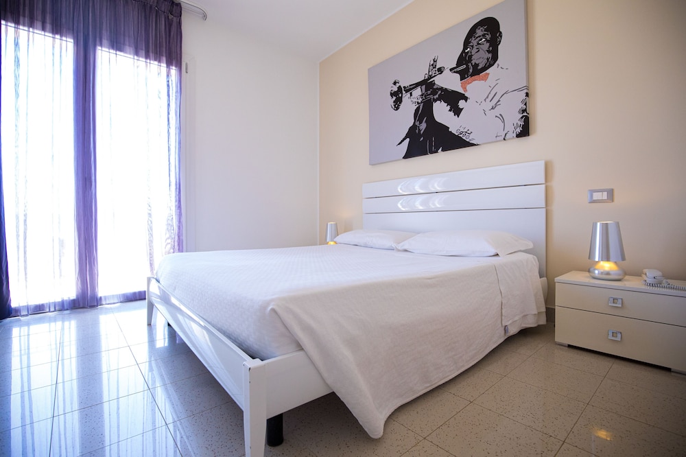 Double Room, 1 King Bed, Private Bathroom, Sea View