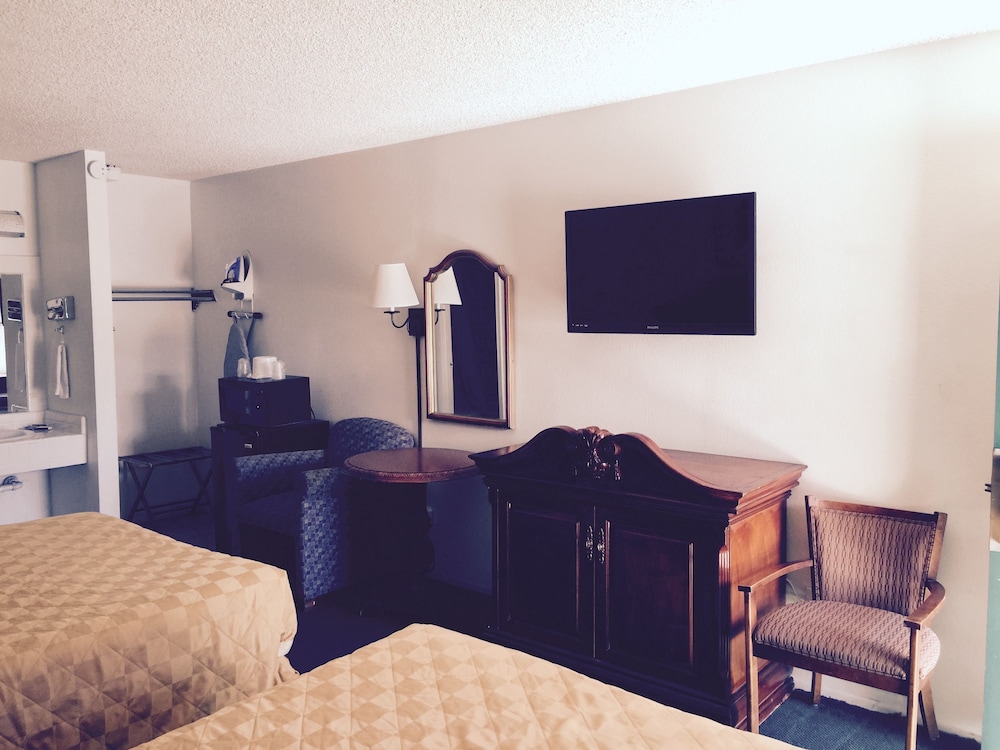 Standard Room, 2 Queen Beds, Non Smoking photo 2