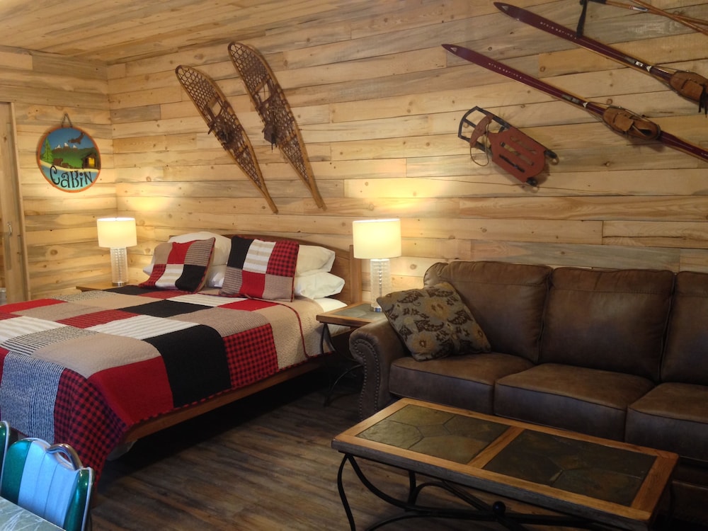 Premium Cabin, 1 King Bed, Kitchen, Mountain View (No Pets) photo 2
