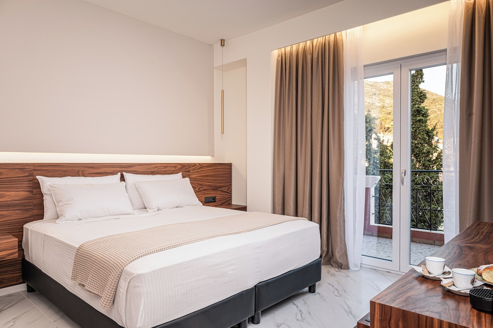 Deluxe Double or Twin Room with Side Sea View