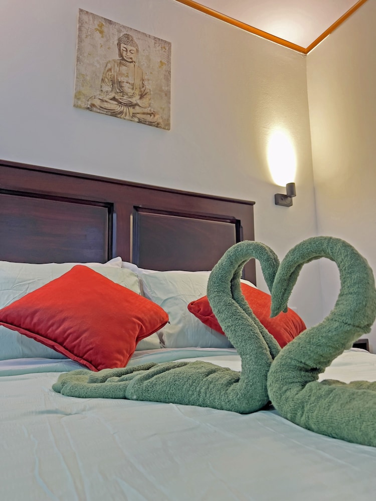 Comfort Cabin, 1 Queen Bed with Sofa bed, Kitchenette, Garden View photo 2