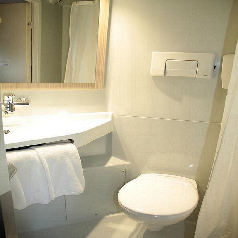Standard Room, 3 Twin Beds - Photo 11