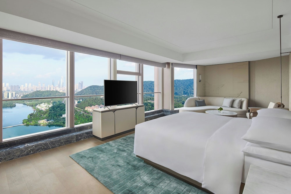 Grand Studio, 1 King Bed, Lake View