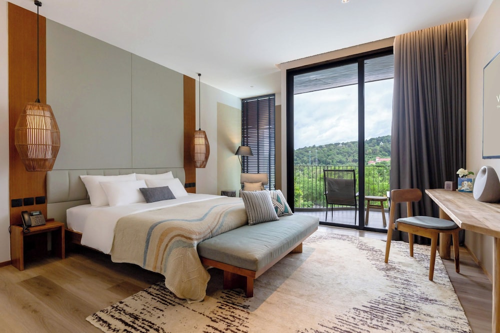 Luxe Mountain View King with NAAM Wellness (hydrotherapy)