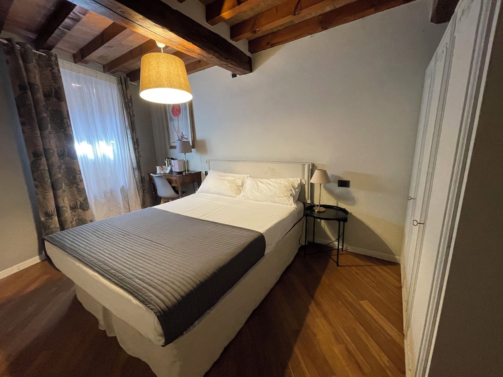 Double Room - Photo 6