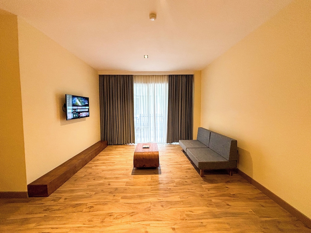 Suite, 1 Bedroom, Balcony - Photo 9