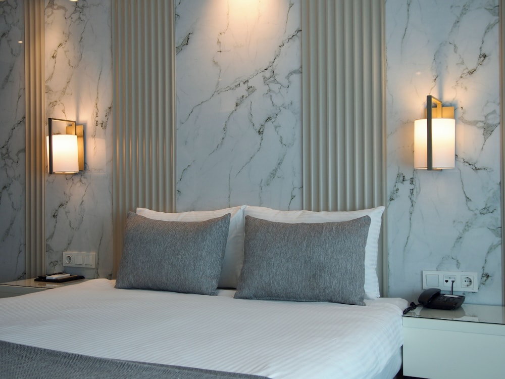 Deluxe Room, 1 Queen Bed, Non Smoking, City View photo 3