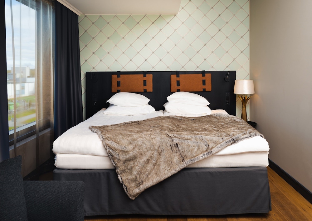 Superior Room, 1 King Bed (Two extra beds possible) photo 3