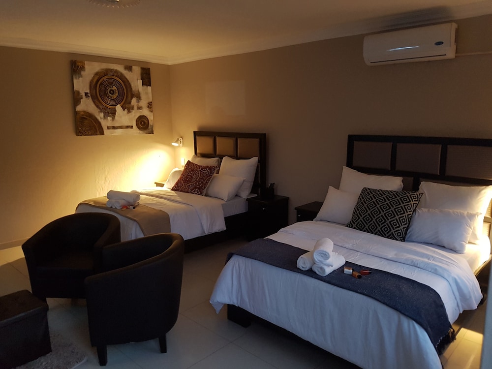 Royal Room - Photo 1