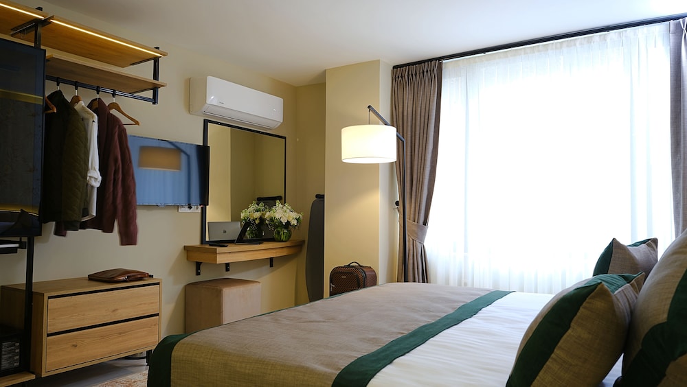 Family Room, 1 Queen Bed with Sofa bed, Non Smoking, City View photo 1