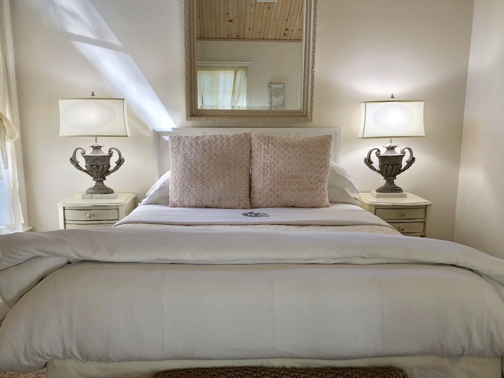White Room, Deluxe Queen Suite, Private Bath, Park View, Bikes Included