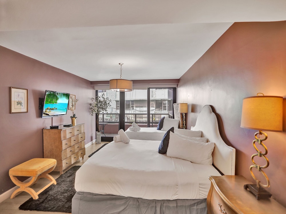 Ocean View Condo / Beach Service 618