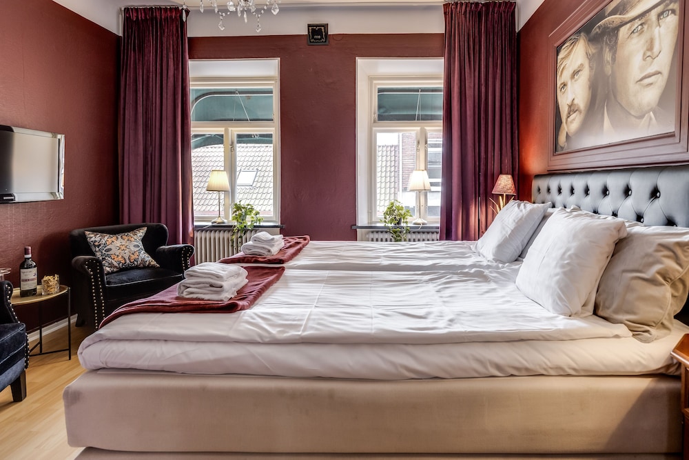Double Room (Burgundy)