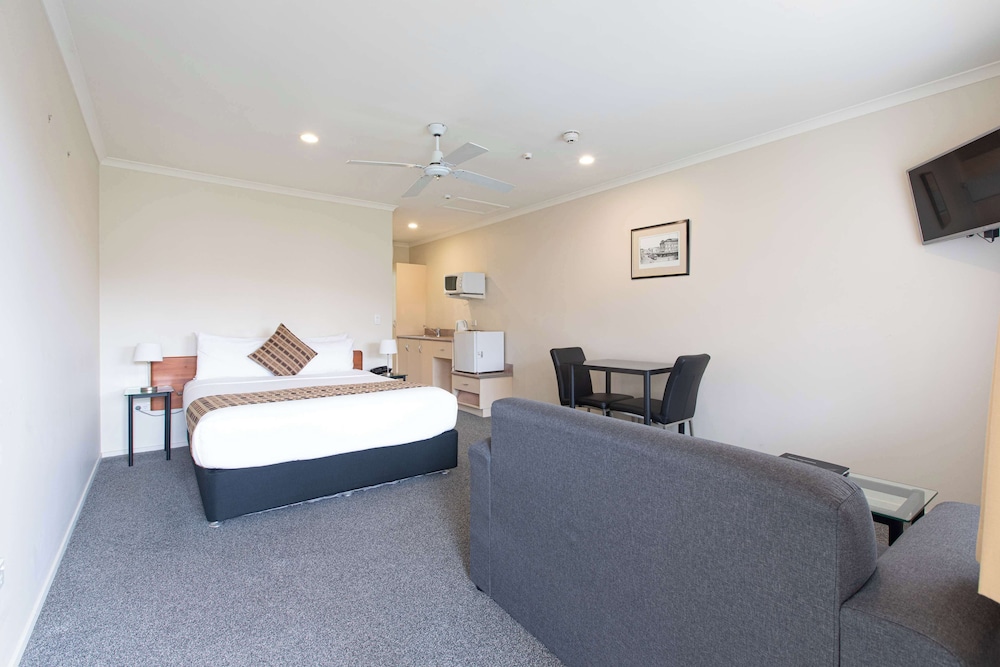 Deluxe Studio, 1 Queen Bed, Non Smoking, Kitchenette thumbnail 5