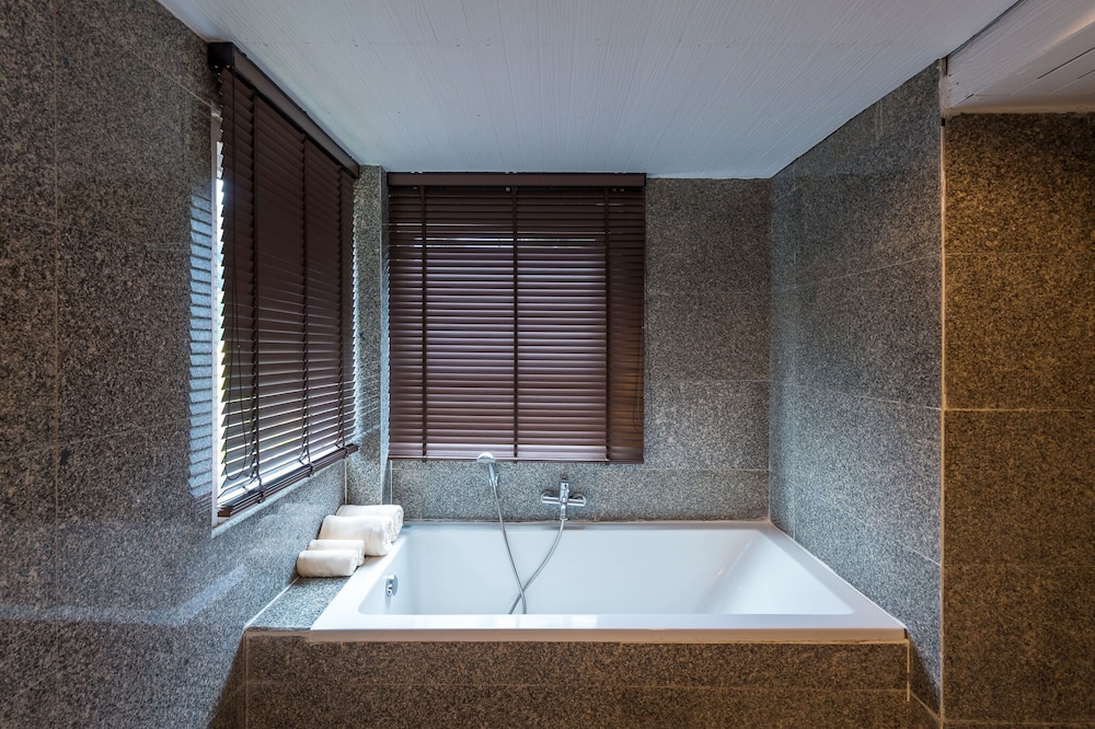 Deluxe Room, Pool View - Photo 8