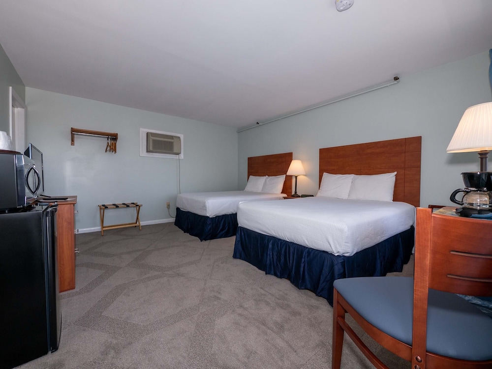 Deluxe Studio, 2 Queen Beds, Non Smoking, Balcony photo 2