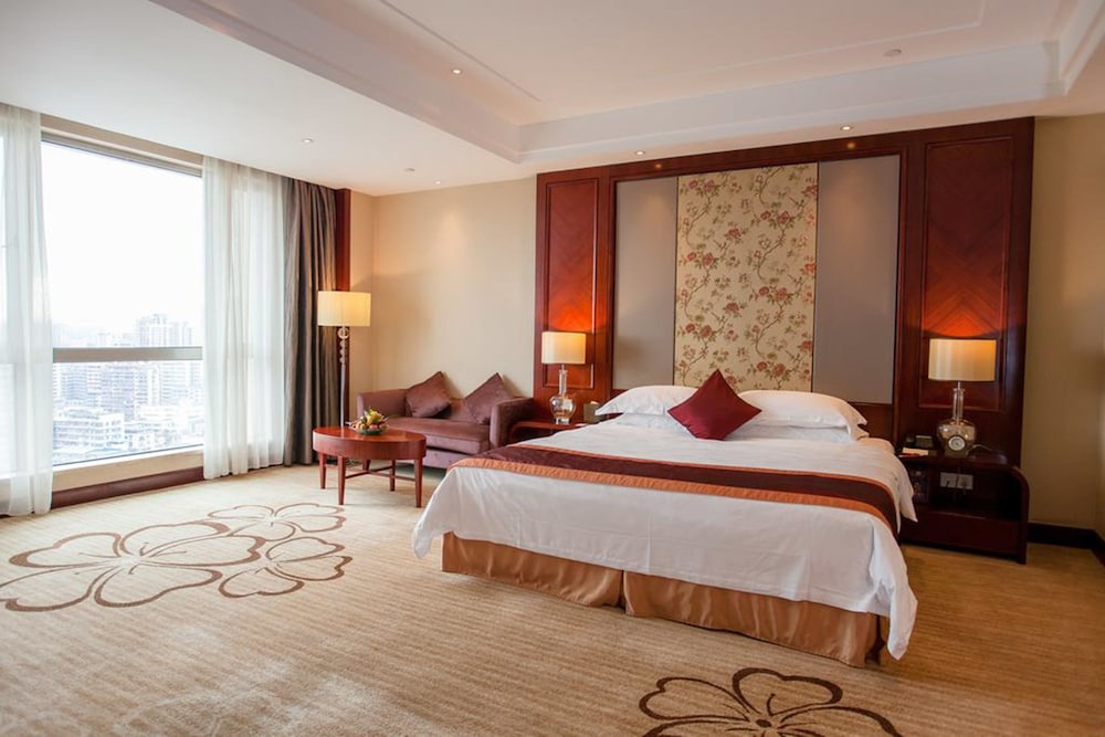 Deluxe Suite, 1 King Bed photo 2