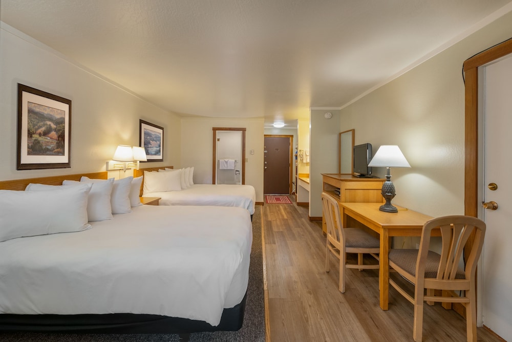 2 Queen Beds w/ Balcony (No View) (Ground Floor) photo 3