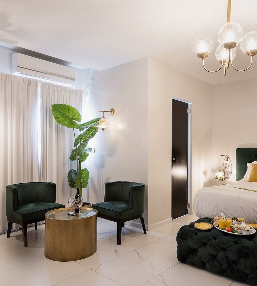 Deluxe Suite with Jacuzzi and Sauna