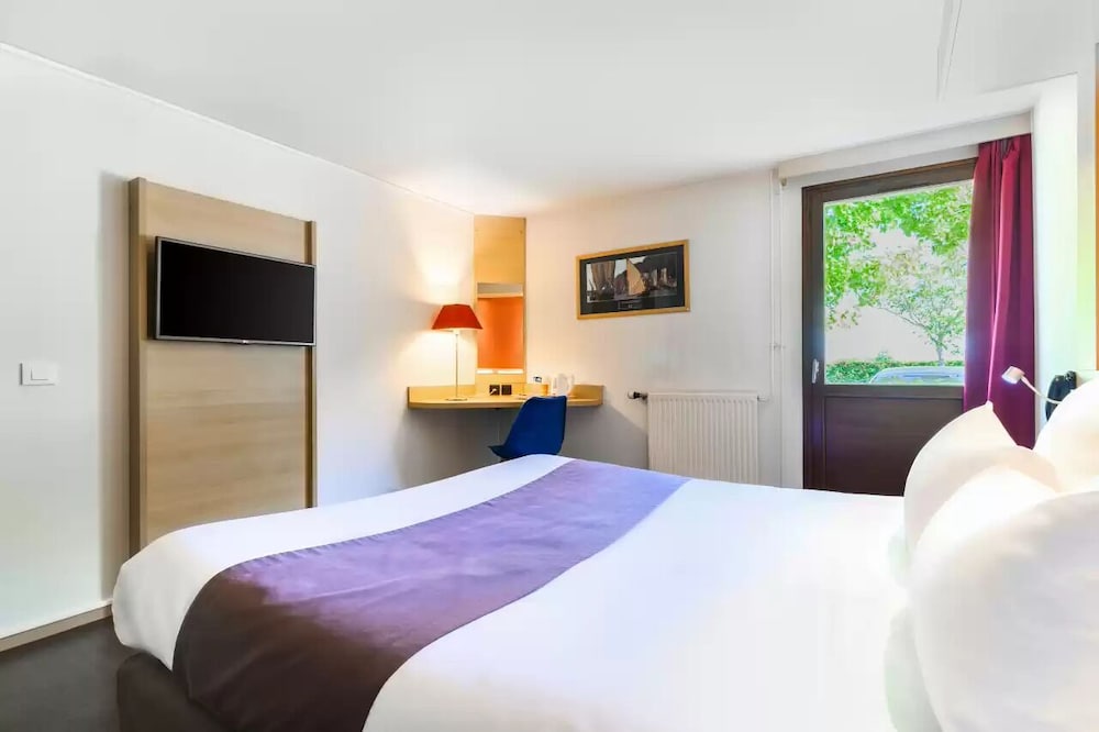 Room - Photo 9