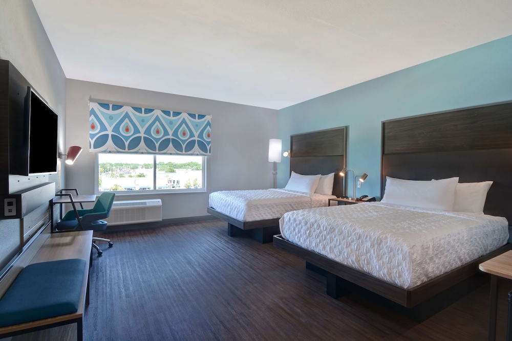 Room, 2 Queen Beds, Accessible, Bathtub photo 1