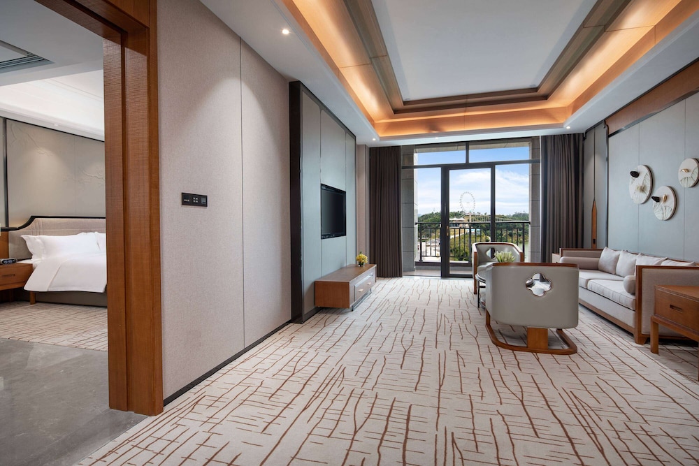 Suite, 1 King Bed, Non Smoking, Lake View
