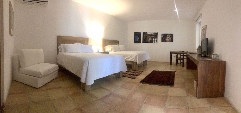 Standard Double Room, 2 Queen Beds - Photo 2