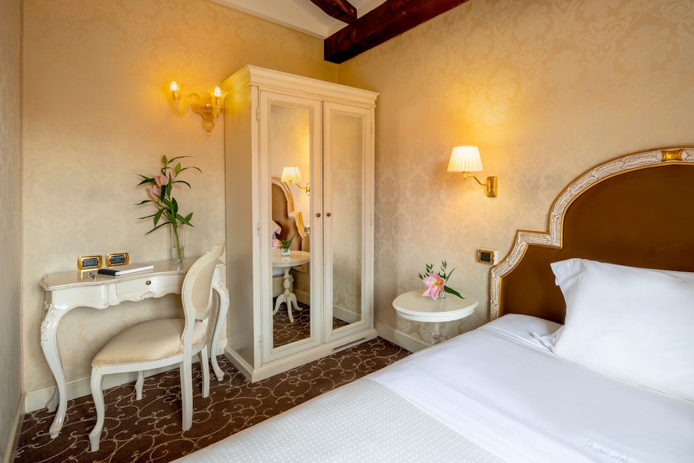Superior French Room